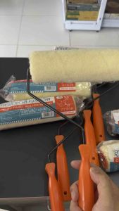 ลูกกลิ้งทาสี  10" ตราแรด ขนหนานุ่ม ขนยาว แข็งแรง ทนทาน ด้ามจับกระชับมือ