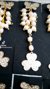 Bros Mutiara Air Tawar Sintetis Motif Tiga Kelopak Bros Panjang 12cm