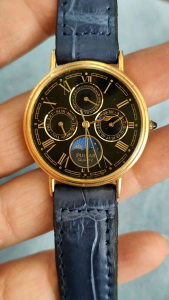 นาฬิกาญี่ปุ่นมือสอง Vintage  Pulsar by Seiko หน้าพระจันทร์ พระอาทิตย์ หน้าดำ หลักโรมัน ระบบถ่าน เรียบหรู ใส่ได้ทั้งชายหญิง สายใหม่หนังจระเข้แท้ ถ่านใหม่ กระจกสวยใส ตัวเรือนทองสวย มีรอยจากการใช้งานบ้าง