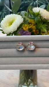 🌺 ต่างหูเรนโบว์ มูนสโตน (Rainbow Moonstone Earrings ) เม็ดใสเหลือบชัดมาก มากับพิ้งค์แซฟไฟร์ ( Pink Sapphire ) สีชมพูหวานๆเม็ดใหญ่ ล้อมด้วยไพลิน ( Blue Sapphire ) พลอยตระกูล Sapphire