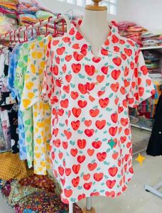 เสื้อผู้ใหญ่ (รหัสMI03) เสื้อสาวอวบ เสื้อผ้าไหมอิตตาลี เสื้อคุณแม่ เสื้อลายดอก ขนาดเสื้อฟรีไซส์ รอบอก44นิ้ว ยาว26นิ้ว สีสันสดใส สีไม่ตก