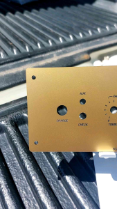 502MT เพลท สีทอง วัตแบตแบบขีด ช่องเพลท 5x18 cm วัสดุอะคิลิก สวิตช์ 12มิล DC 11มิล