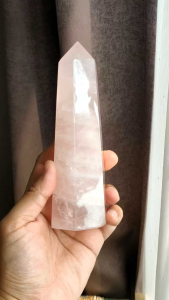 🌹 โรสควอตซ์ แท่งทาวเวอร์ สีชมพูหวาน วางประดับบ้านน่ารักๆ ชิ้นนี้จะขนาดค่อนข้างใหญ่ สวยมากๆ / 558 g