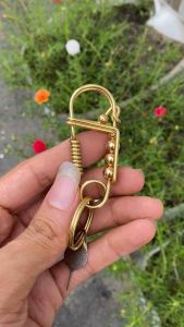 Móc khoá thủ công bằng đồng kiểu chim cánh cụt 1 cánh . Vua móc khoá độc lạ là khác biệt