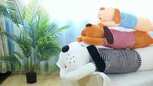 XIDI สุนัขสัตว์ยัดนุ่นหมอนตุ๊กตายาว หมอนหนุนเด็กขนาดใหญ่บนเตียง มันเป็นของขวัญวันเกิด ขนาด 150 เซนติเมตร มีสามสีให้เลือก