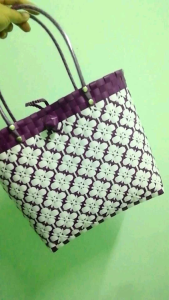 กระเป๋าแฮนด์เมค กระเป๋าสานพลาสติก สานจากเส้นพลาสติกตราลูกโจ้ ขนาด 26×9 สูง 26 เซนติเมตร