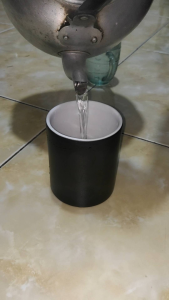 Gelas Bunglon Magic: Gelas Unik yang Berubah Warna Ketika Kena Air Panas