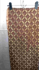 ผ้าถุงไทยแบบผูกเชือก สามารถปรับไซ้สให้เข้ากับคนใส่ได้ เนื้อผ้าทอลายนะคะ มีเย็บขอบเย็บปลายให้เรียบร้อยพร้อมสวมใส่ได้ทันที โทนสีน้ำตาลทอง  หน้ากว้าง 50 นิ้ว ยาว 35 นิ้ว