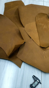 เศษหนังแท้-ออยขัด(ราคา 160บาท/กก.) โทนสีน้ำตาล🌰 -หนา 1.4-2.0 มม. -ขนาด : เกือบๆA4 บางผืนใหญ่ก็ว่าA4 -แช่น้ำ ดัดทรง /ขัดขอบขึ้น