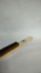 Sikat Kawat Kuningan Halus 6 Baris Gagang Kayu Kuat & Bagus