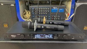 Micro không dây karaoke Benly KTV 450 4 sóng ít hú có tự ngắt.