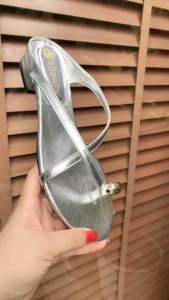 Dép sandal dép xỏ ngón nữ cao cấp hai màu đen bạc đế thấp 3p Ro728