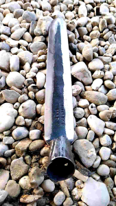 Babat atau alat penyiang rumput manual mata dua