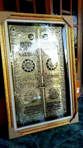 HIASAN DINDING GAMBAR PINTU KABAH KALIGRAFI FULL KUNINGAN DAN ALUMINIUM JUMBO UKURAN 127CMX80CM