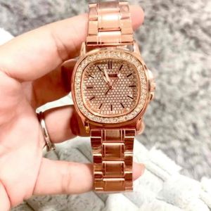 นาฬิกาข้อมือผู้หญิง Geneva ปาเต๊ะสเเตนเลสมีหลายเเบบให้เลือกสายมี2เเบบสีเงินสีพิ้งโกลด์  ระบบ ควอตซ์ ขนาดเล็กใส่สบายมาก สายสเเตนเลสหนาอย่างดีใส่ได้ทุกวัย ทางร้านตั้งเวลาให้พร้อมใช้งานทุกเรือนจ่า