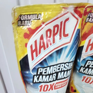 Dapatkan Pembersih Kamar Mandi Harpic 400ml Kemasan Rijek