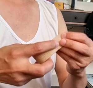 ผ้าพันยืดหยุ่น ยึดติดตัวเอง self adhesive elastic bandage  กว้าง 1 นิ้ว ยาว 4.5 เมตร เพียง 6 บาท ผ้าพันแผลยืดหยุ่น ผ้าพันแผลแบบยืดหยุ่น - Lazada