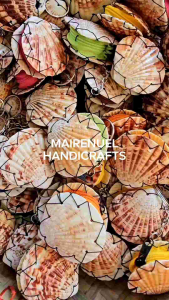 Seashell Keychain (random color) - Natural shell design - Metallic chain - Handheld size - Decorative accessory - Beach-themed item