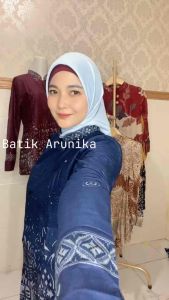 Atasan Batik Modern Batik Kerja Wanita Warna Burgundy Mahogany Blus Silvia by Batik Arunika