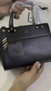 กระเป๋าถือ LYN พร้อมสายสะพายครอสบอดี้ เนื้อหาทรงสวยทรงคุณนาย มี 5 สี พร้อมถุงผ้า