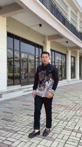 WIGUNA HITAM: Kemeja Batik Pria Slimfit Lengan Panjang