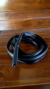 KARET PINTU SHOWCASE SUDAH ADA MAGNETNYA WARNA HITAM PANJANG ROLL 190cm TERMURAH