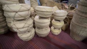 หวดนึ่งข้าว พร้อมฝาปิด มวยซิ่ง หวดจิ๋ว ที่นึ่งข้าวเหนียว ใช้นึ่งข้าวเหนียวในหม้อหุงข้าวไฟฟ้า งานจักรสารฝีมือคนไทย มีขนาด 5-7 นิ้วค่ะ