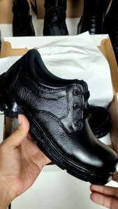 Sepatu Safety Kulit Ujung Besi: Pilihan Terbaik Untuk Pekerjaan Proyek