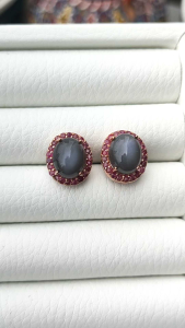 🌙 ต่างหูเเบลคมูนสโตน เหลือบเเสงสวย เยื้อสะอาด ล้อมด้วยพลอยทับทิมสีเเดงสดรอบๆ ตัวเรือนขึ้นเงินเเท้ สีโรสโกลด์ ขนาดค่อนข้างใหญ่ ใส่เเนวหรูหรา  ✨