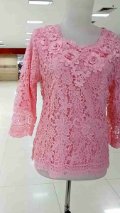 BLOUSE BROKAT TIMBUL TANPA GLITTER LENGAN 7/8 LEHER ADA TEMPELAN BUNGA WARNA HITAM PUTIH BABY PINK BIRU COKLAT MERAH UNGU PANJANG 60 SIZE XXL BAJU BROKAT IMPORT BROKAT TIMBUL BAJU NATAL PESTA