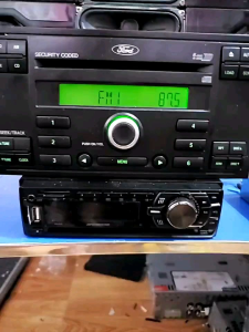 Máy Phát nhạc liền Amply FORD FOCUS. Tính năng 6 đĩa CD AUX MP3 RADIO ford Foscus.loại 2 din giành cho các loại xe.