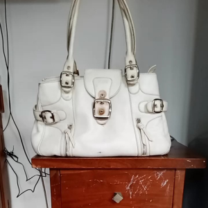 Tas handle kulas preloved branded badan tas masih kokoh magnet berfungsi resleting berfungsi kepala zipper masih utuh sudut aman no tali panjangnya minus pemakaian saja ada bbrp titik Kotor perlu dibersihkan spt divideo ya.