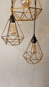 Dekorasi Ruang Tamu dengan Lampu Gantung Minimalis Hias Diamond Gold Isi 3