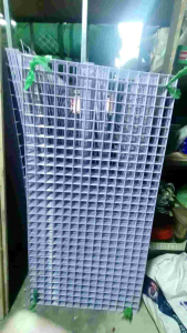 (khổ 50cm x 100cm ) lưới sắt ô ( 3cm  5cm ) hai màu trắng  đen dùng để treo đồ  phụ kiện Decor trang trí...