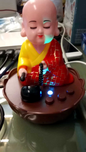 ตั้งมงคลเณรน้อยเคาะพร้อมมีบทสวดมนต์จีนขนาเสูง11ซม. พลังแสงอาทิตย์และสายชาร์จขนาด 8*8*11ซม. ราคา350บ.