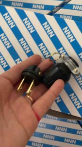 ปลั๊กยางดำตัวผู้ขาทองเหลืองอย่างดียี่ห้อแบบยกโหล ยกกล่อง