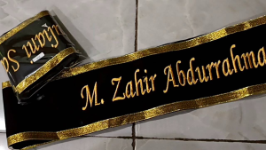 1 HARI JADI SELEMPANG WISUDA PITA MURAH CUSTOM NAMA BORDIR MESIN SELEMPANG ULTAH