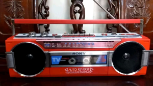 Cassette Sony CFS-V15 nguyên bản màu đỏ tươi rất đẹp sơn xi bóng lưỡng.