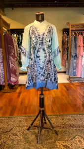 Sila Tunik Viscos by Dian Pelangi LIMITED EDITION Blouse Baju Atasan Kemeja Blus Kerja Kantor Formal Pesta Pernikahan Kondangan Lebaran Wanita Hijaber Cantik Anggun Modis Modern Simple Elegan Mewah Model Motif Batik Jumputan Sasirangan Hand Made Kekinian