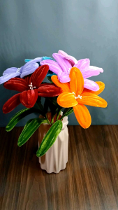 paket bunga lily ada 6 bunga lily sudah termasuk potnya juga bunga lily besar / kreasi kawat bulu / bunga lily pot