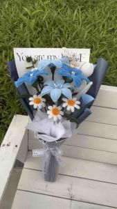 ช่อดอกลิลลี่สีฟ้า (ลวดกำมะหยี่) เลือกกระดาษห่อตามสีในรูป