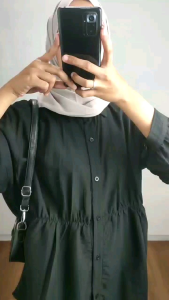 Kemeja Wanita Blouse Olivia Busui Friendly Model Terlaris\\n\\n Apa Itu Blouse Desain Terkini?\\n\\nBlouse desain terkini adalah kemeja wanita yang dirancang dengan gaya modern dan trendi. Blouse ini cocok digunakan dalam berbagai acara dan situasi, mulai dari acara formal hingga santai. Blouse desain terkini juga menawarkan kenyamanan dan elegansi bagi penggunanya.\\n\\n Model Terlaris Kemeja Wanita\\n\\nBeberapa model kemeja wanita yang paling populer saat ini adalah:\\n\\n- Blouse dengan lengan panjang dan leher V\\n- Blouse dengan lengan pendek dan kerah standar\\n- Blouse dengan lengan raglan dan kerah ruffle\\n\\n Kemeja Wanita Blouse Busui Friendly\\n\\nKemeja wanita blouse busui friendly adalah kemeja yang dirancang khusus untuk ibu menyusui. Blouse ini memiliki fitur seperti resleting rahasia atau saku khusus yang memudahkan proses menyusui.\\n\\n Kemeja Wanita Nyaman dan Elegan\\n\\nKemeja wanita nyaman dan elegan adalah pilihan yang tepat bagi Anda yang mencari kemeja yang cocok digunakan dalam berbagai acara. Blouse ini biasanya terbuat dari bahan berkualitas tinggi dan memiliki desain yang modern dan trendi.\\n\\n Kemeja Wanita Cocok untuk Acara\\n\\nBlouse cocok untuk acara formal maupun santai. Beberapa tips memilih kemeja wanita yang tepat untuk acara adalah:\\n\\n- Pilih kemeja dengan warna dan desain yang sesuai dengan tema acara\\n- Pilih kemeja dengan ukuran yang pas dan tidak terlalu ketat atau longgar\\n- Pilih kemeja dengan bahan yang nyaman dan tidak mudah kusut\\n\\n Bagaimana Memilih Kemeja Wanita yang Tepat\\n\\nBerikut beberapa tips memilih kemeja wanita yang tepat:\\n\\n- Pilih kemeja dengan model dan desain yang sesuai dengan bentuk tubuh Anda\\n- Pilih kemeja dengan warna dan motif yang sesuai dengan selera Anda\\n- Pilih kemeja dengan bahan yang berkualitas tinggi dan nyaman dikenakan\\n\\n Tips & Trik Mengenakan Kemeja Wanita\\n\\nBerikut beberapa tips mengenakan kemeja wanita:\\n\\n- Padukan kemeja dengan celana atau rok sesuai kebutuhan\\n- Gunakan aksesori seperti anting, gelang, atau kalung untuk menambah gaya\\n- Sesuaikan kemeja dengan sepatu atau sandal yang sesuai\\n\\n Cara Menyimpan dan Merawat Kemeja Wanita\\n\\nBerikut beberapa cara menyimpan dan merawat kemeja wanita:\\n\\n- Simpan kemeja di lemari dengan cara melipat atau menggantung\\n- Jangan simpan kemeja bersama dengan pakaian lain yang bisa menimbulkan bau atau kerusakan\\n- Cuci kemeja sesuai dengan instruksi pada label perawatan\\n\\n Rekomendasi Aksesori untuk Kemeja Wanita\\n\\nBerikut beberapa rekomendasi aksesori untuk kemeja wanita:\\n\\n- Anting dan gelang sederhana\\n- Kalung berlian atau emas\\n- Tas selempang atau clutch\\n- Sepatu high heels atau flat shoes\n}