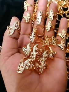 Cincin Wanita Titanium Gold: Perhiasan Pengganti Emas