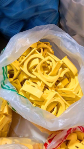 กิ๊บก้ามปูสีเหลืองใช้ ยึดท่อ PVC (โดยเฉพาะท่อร้อยสายไฟสีเหลือง) เข้ากับผนัง/พื้น เพื่อความเป็นระเบียบและปลอดภัยในการเดินระบบไฟฟ้า