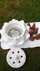 MUKBHARA HOLDER LOTUS JUMBO TEMPAT PEMBAKAR DUPA BUKHUR KERUCUT AROMATERAPI/TEMPAT WADAH ASESORIS DLL/ MODEL BUNGA TERATAI PUTIH.