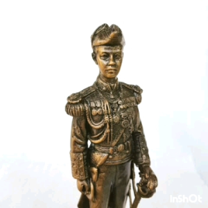 กรมหลวงชุมพรเขตอุดมศักดิ์  ฐาน 2 นิ้วความสูง 9 นิ้ว เนื้อมวลสารเเร่เหล็กน้ำพี้ จากบ่อเหล็กน้ำพี้ จังหวัดอุตรดิตถ์