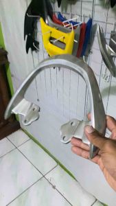 Behel Revo Lama Bagian Belakang: Bahan Alumunium & Varian Warna Silver & Hitam