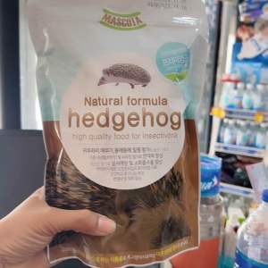 อาหารเม่นแคระนำเข้าจากประเทศเกาหลี mascota natural formula hedgehog เนื้อนุ่มพิเศษทำให้เม่นแพ้ง่าย ขนาด 600 กรัม จำนวน 1 ชิ้น