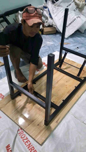 Bàn làm việc 700k/ cái.Mặt gỗ cao suchân xếp gọncao 75cm rộng 40cm dài 1m2