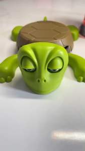 🐢ที่วางแก้วเต่าน้อยสุดคิ้วท์ – เพิ่มความสนุกให้โต๊ะทำงาน! ☕️ พร้อมส่งภายใน 24 ชม